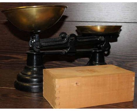 SET OF BRASS KITCHEN SCALES
with group of weights insdie a wooden box
Note; Good condition