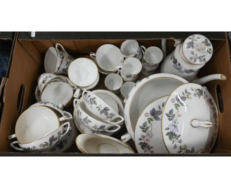 Extensive Royal Worcester June Garland dinner/coffee service, 80 pieces including covers (2 boxes) 