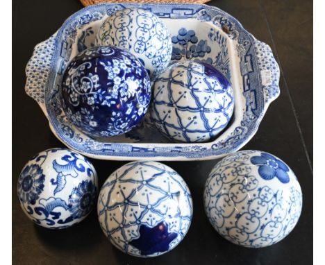 Six various blue and white ceramic carpet bowls to/w a Willow pattern tureen 