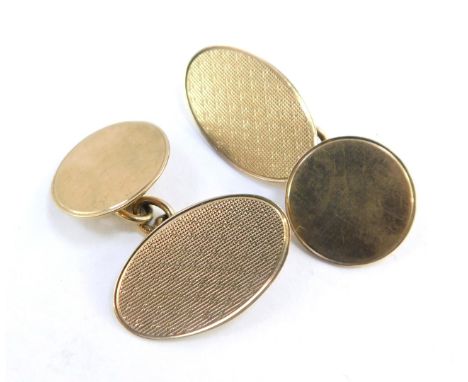 A pair of 9ct gold oval and circular chain link cuff links, with engine turned decoration, 4.6g.