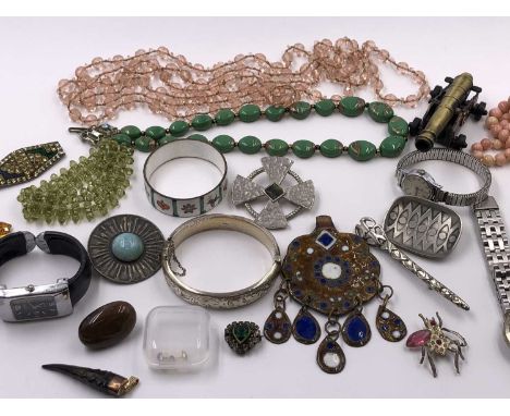 A silver Edwardian paste set pendant and later chain, a silver and enamel vintage bangle, silver star drop earrings, a pewter