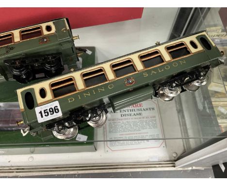 Boxed Hornby 0 guage railways: a dining car and two Pullman passenger carriages