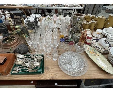 Thai metal figures, brass ware, drinking glass, Worcester tea wares, etc.