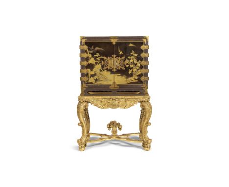 Cabinet japonais en laque noire, période Edo (1615-1868), deuxième quart du XVIIe siècle, la console de style RégenceA Japane