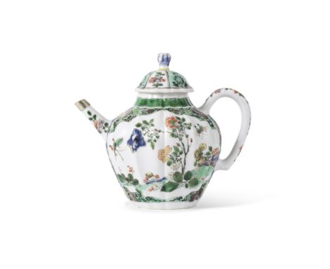 Théière couverte en porcelaine de la famille verteÉpoque Kangxi (1662-1722)A famille verte teapot and coverKangxi period (166