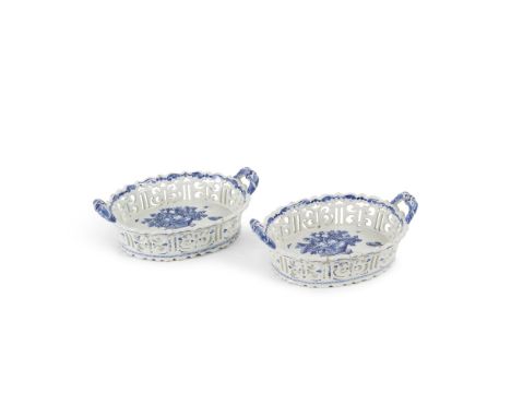 Rare paire de paniers ajourés en faience de Delft, Pays-Bas, vers 1740-50A rare pair of Dutch Delftware pierced baskets, circ
