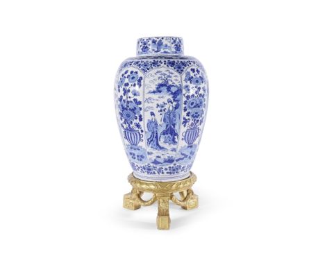 Très grand vase couvert en faience de Delft, Pays-Bas, vers 1740 A very large Dutch Delftware covered vase, circa 1740De Meta