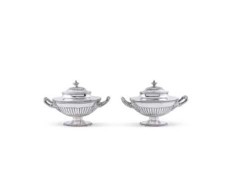 Paire de saucières néoclassiques à deux anses en argent, Londres, 1777A pair of neoclassical silver two-handled sauce boats, 