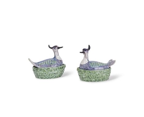 Paire de terrines ou beurriers en forme de pluviers en faience de Delft, Pays-Bas, vers 1740 A pair of Dutch Delftware tureen