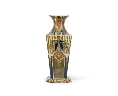 Grand vase à décor batik en céramique de Rozenburg, vers 1895 A large ceramic vase with a batik pattern, N.V. Haagsche Platee