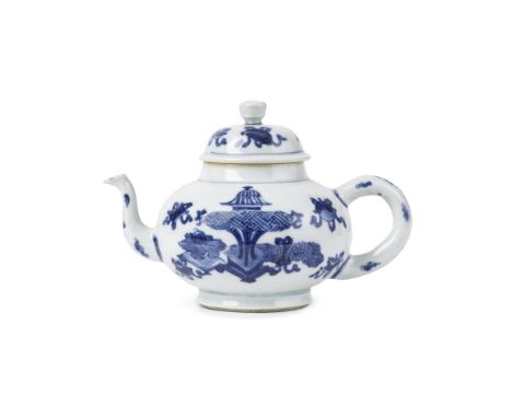 Théière en porcelaine bleu blancÉpoque Kangxi (1662-1722)A blue and white teapotKangxi period (1662-1722)Painted around the c