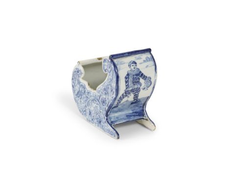 Repose-pipe en faience de Delft sous forme de traîneau, Pays-Bas, vers 1740 A Dutch Delft pipe rest in the form of a sleigh, 