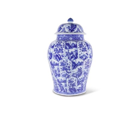 Grand vase couvert en porcelaine bleu blancÉpoque Kangxi (1662-1722)A large blue and white baluster jar and coverKangxi perio