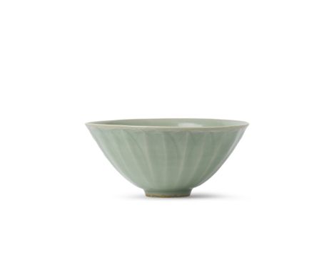 Bol en grès LongquanDynastie des Song du Sud (1127-1279)A Longquan celadon 'lotus' bowlSouthern Song Dynasty (1127-1279)Well 