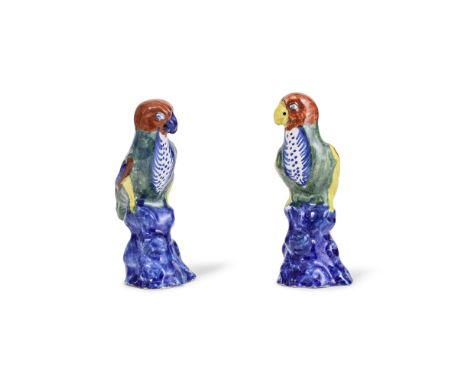 Paire de perroquets en faience de Delft, Pays-Bas, vers 1770 A pair of Dutch Delftware parrots, circa 1770Decorated in polych