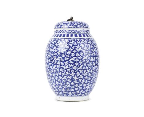 Vase couvert en porcelaine bleu blancÉpoque Kangxi (1662-1722)A Ming-style blue and white 'one hundred cranes' jar and coverK