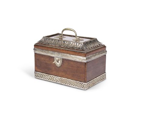 Coffret à thé en acajou et monture en argent, fin du XVIIIe siècleA silver mounted mahogany tea caddy, late 18th centuryOf re