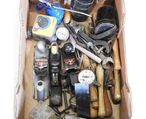 A collection of hand tools, to include a sash clamp