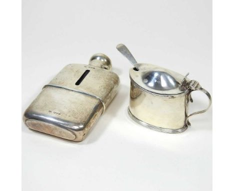 An early 20th century silver hip flask, with glass liner, Chester 1913, 137g, 14cm high, together with a Victorian silver mus