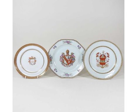 An 18th century Chinese porcelain armorial plate, of octagonal shape, painted with a heraldic crest, within floral sprigs and