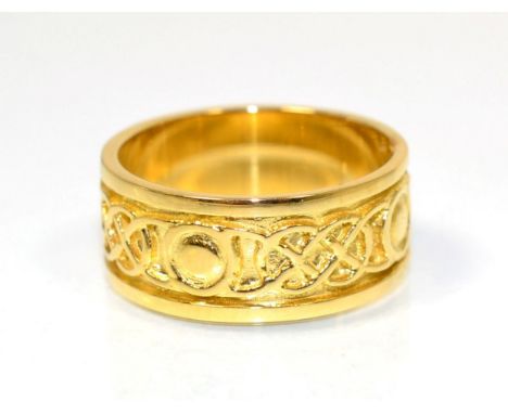 An 18 carat gold Celtic motif band ring, finger size M.  6.2g