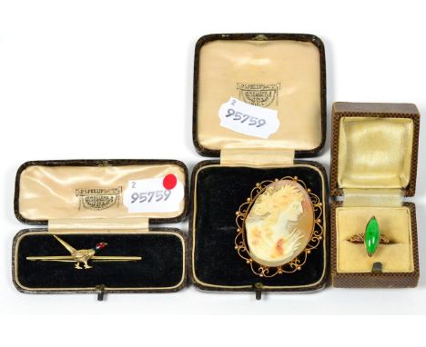 An early twentieth century pheasant brooch, in a walking pose, with textured feathers and an enamelled head, to a flat sided 
