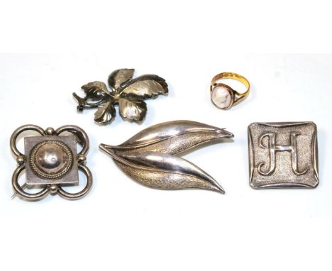 A 22 carat gold cameo ring, depicting Dante, with forked shoulders, finger size H1/2; a silver 'H' monogram brooch, two spray