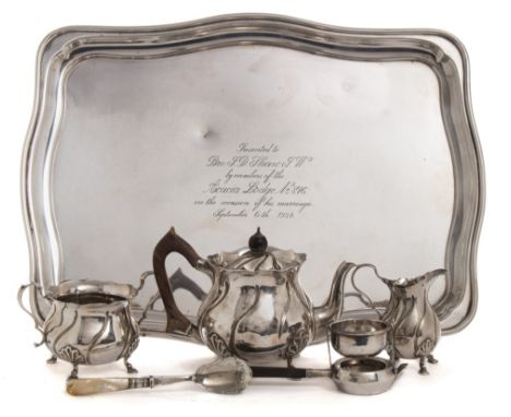 An Edward VII silver three-piece tea service, maker Edward Barnard & Sons Ltd, London, 1902/04: of globular writhen form rais