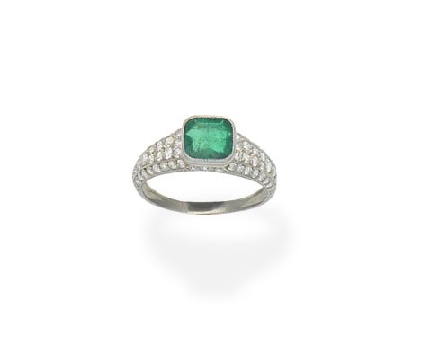 Emerald and diamond ringThe step-cut emerald between shoulders pavé-set with brilliant-cut diamonds, ring size approx. MFor f