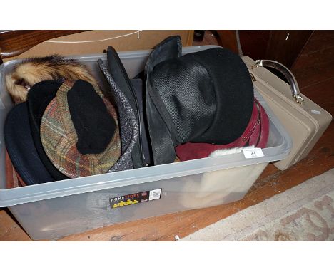 Vintage clothing: Assorted ladies hats and handbags