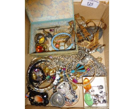 Vintage and antique jewellery, some silver