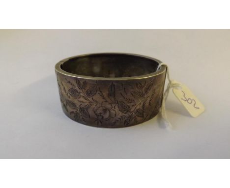 Engraved hinged bangle 30g. size N     