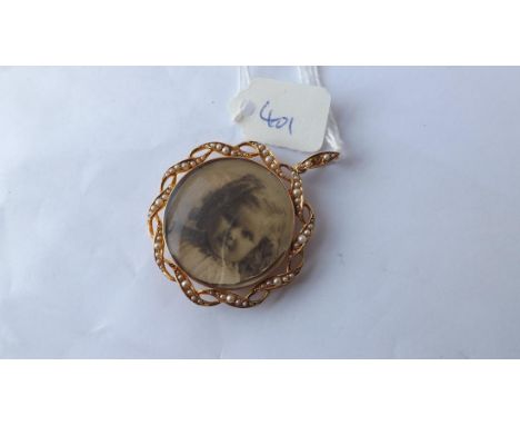 Gold pearl set photo locket 1.5" dia.     