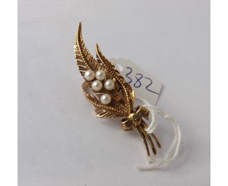 9ct. pearl fern brooch 3.7g.      