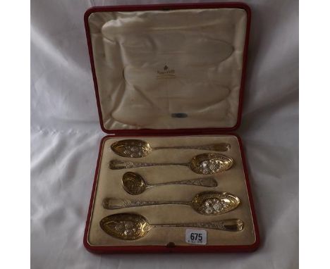 Good boxed set of 4 silver gilt berry spoons matching  sifter ladle Lon 1901 TS &amp; WS &amp; HM 300g.   