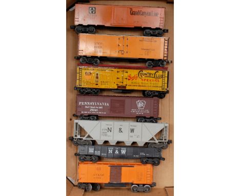 A large tray containing 7 American bogie wagons including Lionel AT&SF reefer, N&W coal, Lionel H&W hoper, Pennsylvania reefe