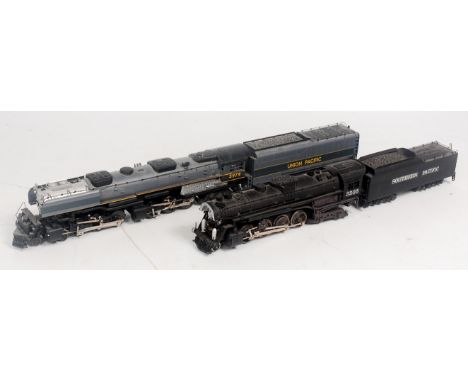 A Rivarossi H0 Union Pacific 4-6-6-4 No. 3979 in light/dark grey, and a Rivarossi Southern Pacific 2-8-4 No. 3505 in black (b