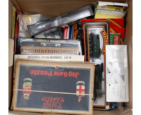 A box containing a GWR green Mainline 4-6-0 No. 7819 'Hinton Manor' (VG,BG), a GWR Jigsaw Puzzle, 2 Graham Farish 00 LNER tea