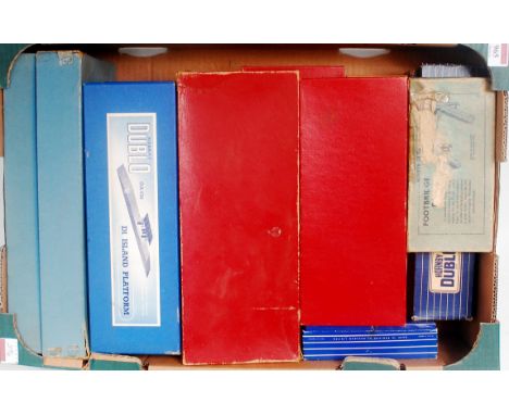 A tray containing Hornby Dublo boxed accessories - D1 through station, two island platforms, 5005 2-road engine shed, 5020 go