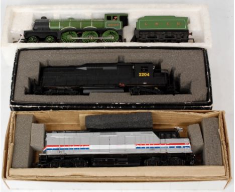 A Hornby R866 Class B12 4-6-0 in LNER green No. 8509, box inner only (G,BG), a Bachmann Spectrum GP30 USA Bo-Bo diesel in bla