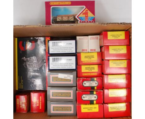 19 boxed Hornby wagons (G-NM,BG-NM), 3 Dapol limited edition wagons (Cudham Coke, Doncaster Infirmary and Lewis) (M,BNM) and 