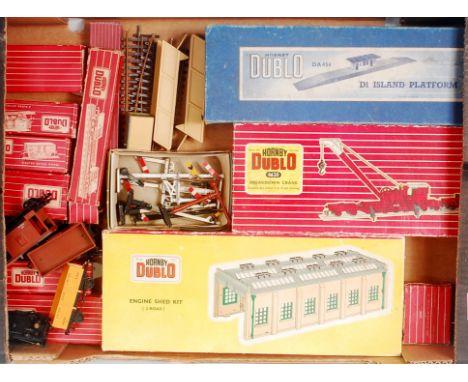 Mixed lot of Hornby Dublo 2-rail items including 4620 breakdown crane (G-BG), D1 island platform (G-BG), engine shed kit inco