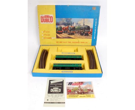 A Hornby Dublo set 2007 0-6-0 Tank Passenger train SR, box lid split at one corner, no locomotive present, otherwise complete