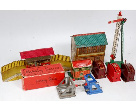 A small tray containing Hornby N. 1 signal cabin (P), No. 2 Home signal (G), 2x No. 1 buffer stops (G), 3x speed and reverse 