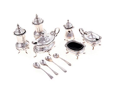 AN EDWARDIAN SILVER CRUET SET, MAPPIN & WEBB, BIRMINGHAM, 1902 comprising: a mustard pot and two pepper castors, the baluster