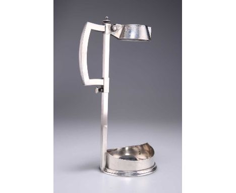 AN EARLY 20TH CENTURY SILVER-PLATED ADJUSTABLE CHAMPAGNE / WINE BOTTLE HOLDER the upright support with an adjustable angular 