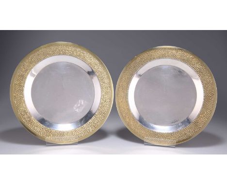 STUART DEVLIN (1931-2018), A PAIR OF PARCEL-GILT SILVER PLATES by Stuart Devlin, London 1968 and 1972, circular, with texture