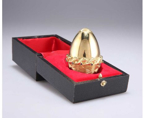 STUART DEVLIN: AN ELIZABETH II 18 CARAT GOLD SUPRISE EGG by Stuart Devlin, London 1987, the textured and bright polished egg 