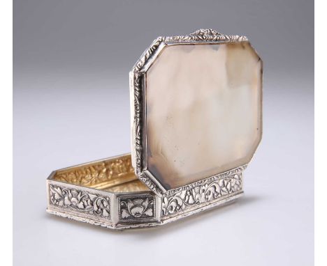 AN EARLY 19TH CENTURY AGATE TABLE SNUFF BOX indistinct maker's mark, possibly 'SC', of canted rectangular form, the hinged co