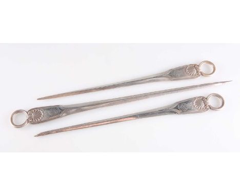 † THREE VICTORIAN SILVER MEAT SKEWERS by William Eaton (probably), London 1838, shell and thread pattern, tapering form with 